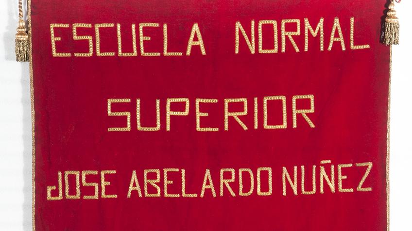 Estandarte de la Escuela Normal de Preceptores de Santiago (más tarde Escuela Normal José Abelardo Núñez), fundada en 1842.