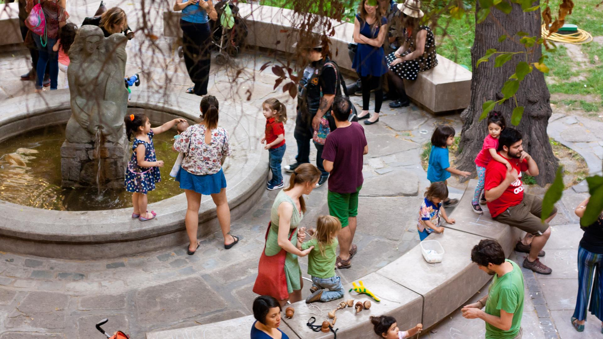 Grupo de personas en el Patio de Los Tilos