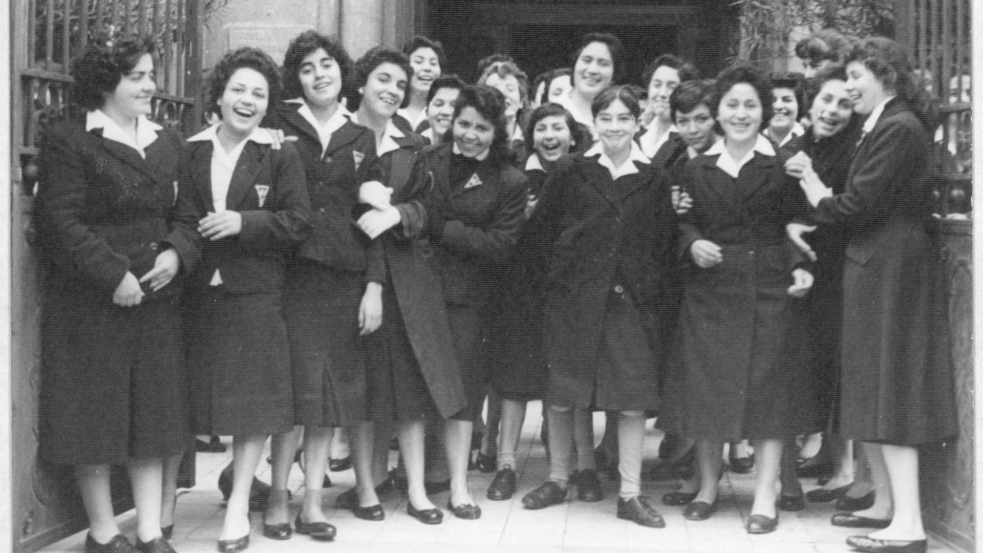 Grupo de alumnas de la escuela normal en la puerta del edificio