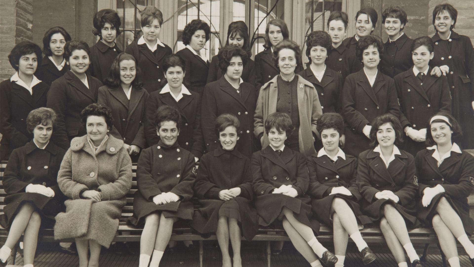 Grupo de alumnas del Liceo de niñas número 5 de Santiago