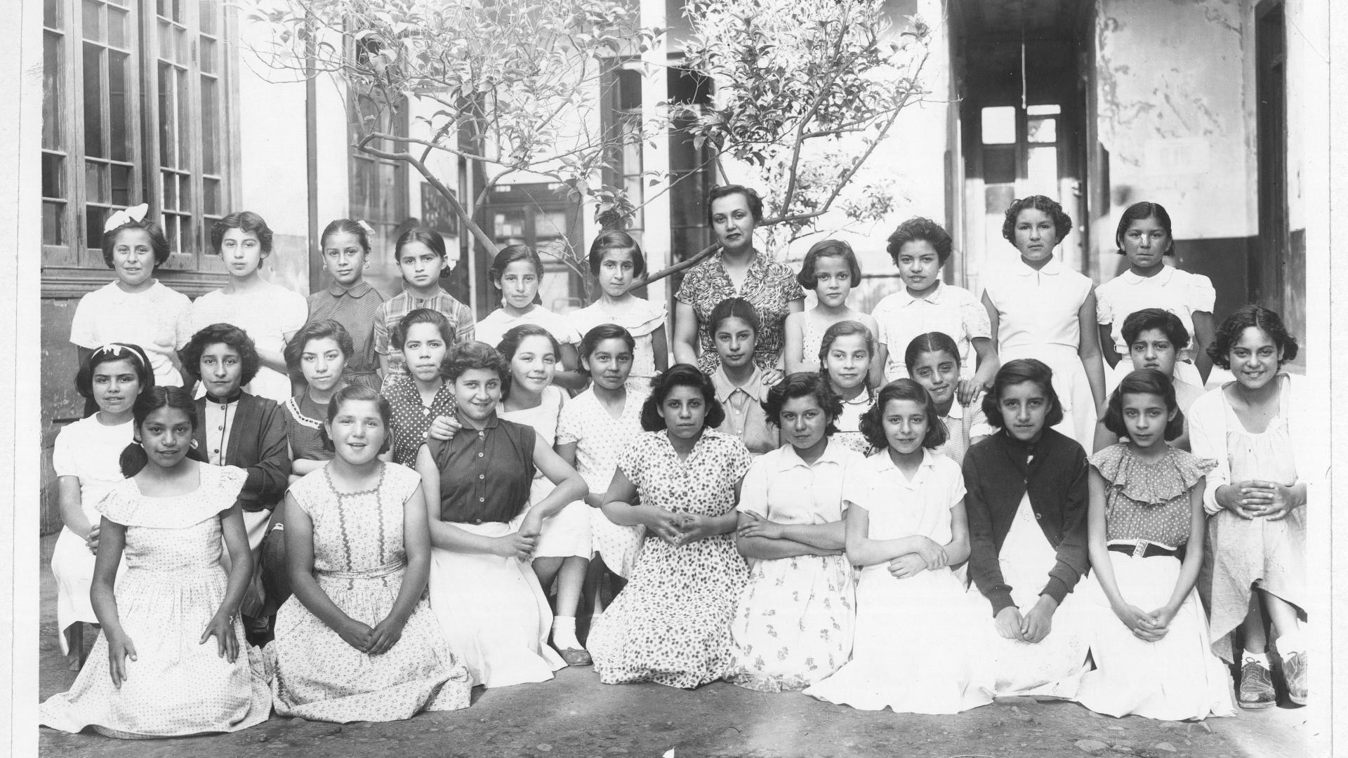 Grupo de alumnas y su profesora