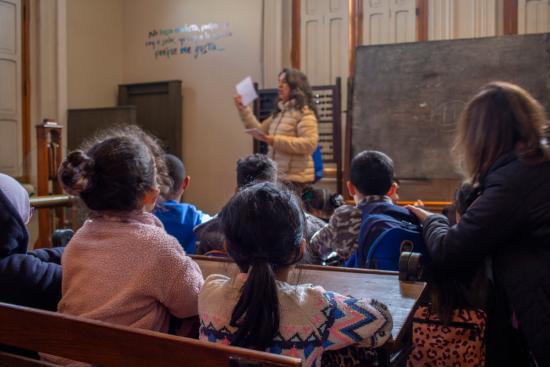 Foto de niñas y niños en la ambientación Sala de Clases del Museo de la Educación