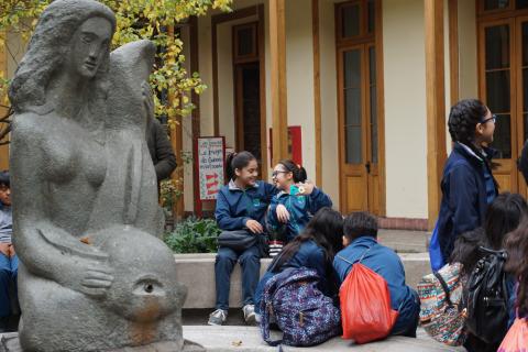 Alumnas divertidas en el patio del museo